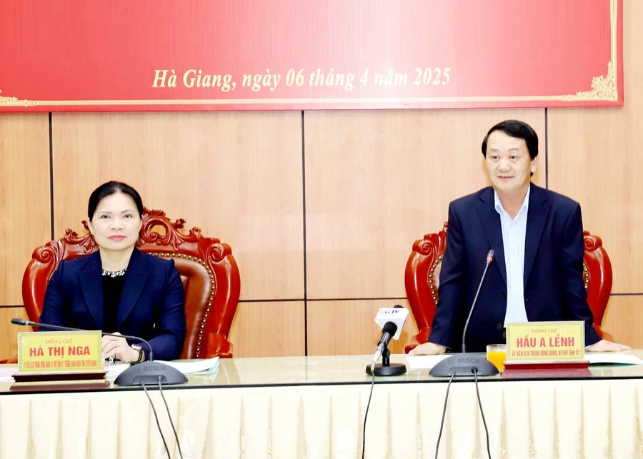 Bí thư Tỉnh uỷ Tuyên Quang Hà Thị Nga (trái) và Bí thư Tỉnh uỷ Hà Giang Hầu A Lềnh chủ trì buổi làm việc.