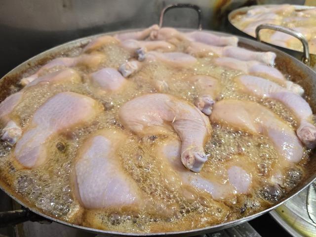 Tiệm cơm gà xối mỡ nóng hổi đông khách ở TP HCM- Ảnh 1.