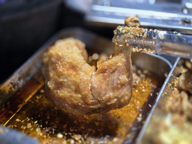 Tiệm cơm gà xối mỡ nóng hổi đông khách ở TP HCM- Ảnh 15.