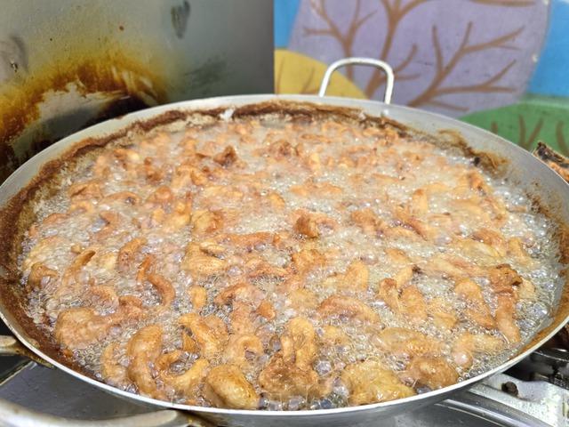 Tiệm cơm gà xối mỡ nóng hổi đông khách ở TP HCM- Ảnh 6.