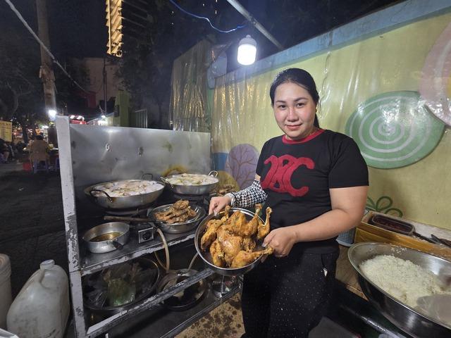 Tiệm cơm gà xối mỡ nóng hổi đông khách ở TP HCM- Ảnh 9.