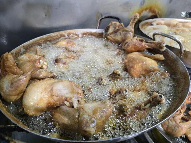 Tiệm cơm gà xối mỡ nóng hổi đông khách ở TP HCM- Ảnh 2.