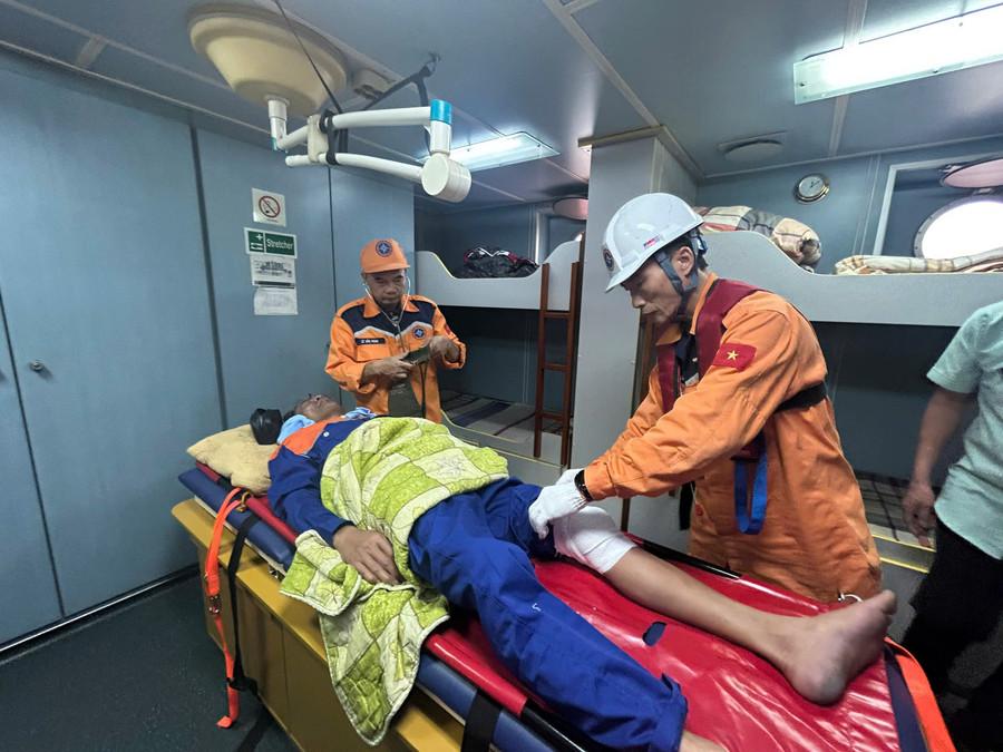 Trung tâm Phối hợp tìm kiếm, cứu nạn hàng hải khu vực I tại Hải Phòng sơ cứu thuyền viên tàu cá TH 92686.TS gặp nạn, được cứu sống trên biển. cuu-nan.jpg