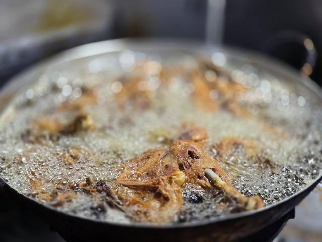 Tiệm cơm gà xối mỡ nóng hổi đông khách ở TP HCM- Ảnh 5.