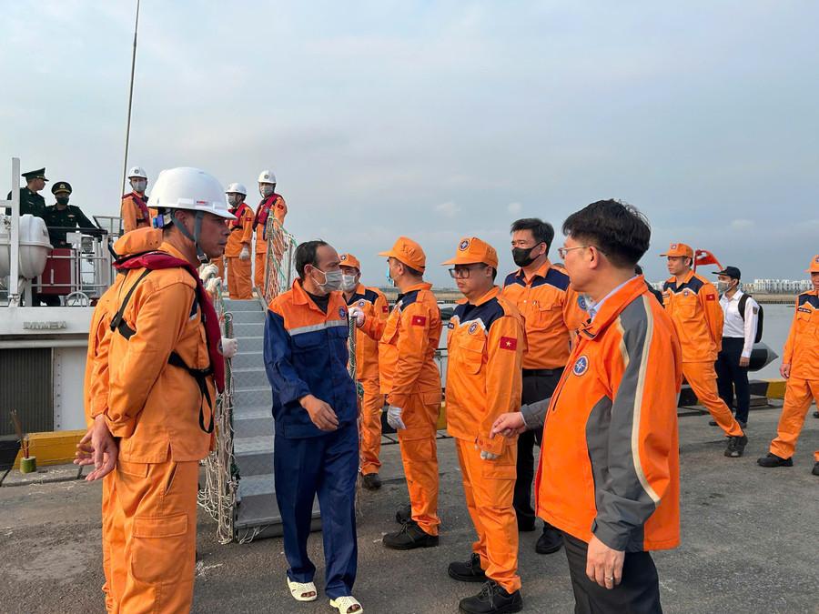 Thuyền viên tàu cá TH 92686.TS bị chìm, đã bình phục sức khoẻ, được đưa vào bờ. cuu-nan-3.jpg