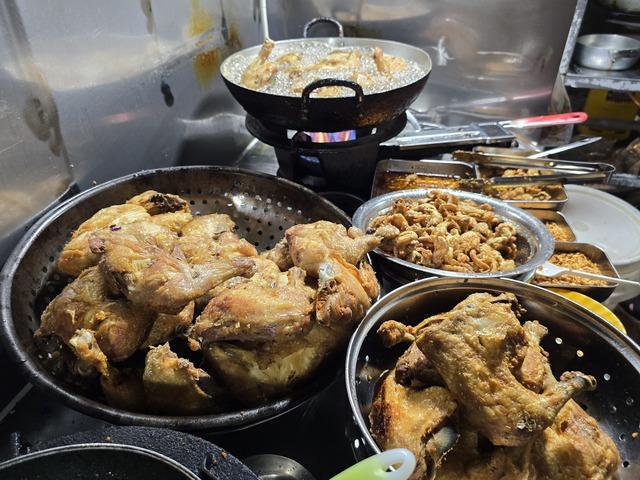 Tiệm cơm gà xối mỡ nóng hổi đông khách ở TP HCM- Ảnh 4.