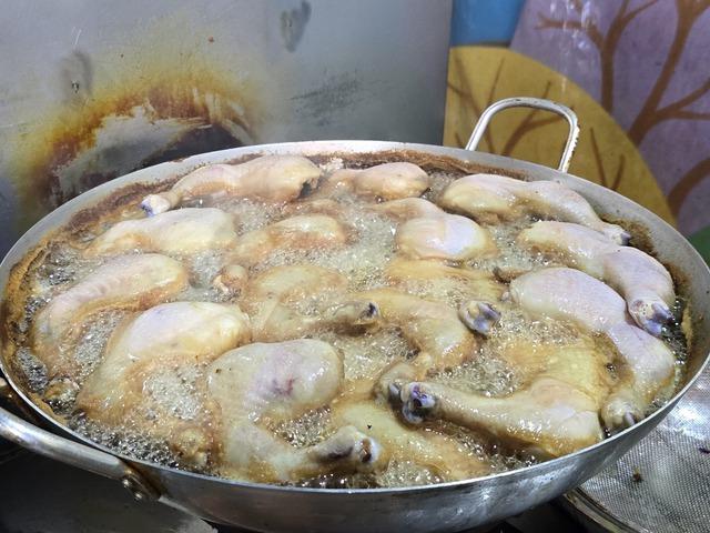 Tiệm cơm gà xối mỡ nóng hổi đông khách ở TP HCM- Ảnh 3.