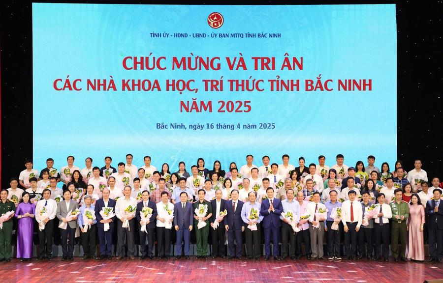 Lãnh đạo tỉnh Bắc Ninh tặng hoa chúc mừng đội ngũ trí thức là người Bắc Ninh. z6512841285457-0087e2fc781b6cf551150e7c2b2d34d8.jpg
