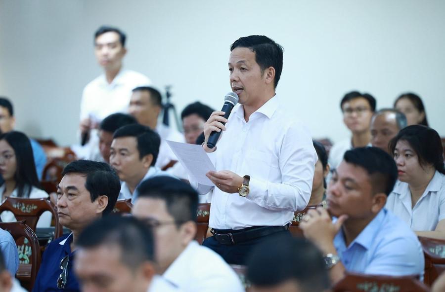 Cử tri Phan Hoàng Duy (Công ty xuất nhập khẩu Thủy sản Cần Thơ) phát biểu ý kiến. Ảnh: Dương Giang/TTXVN Cử tri Phan Hoàng Duy (Công ty xuất nhập khẩu Thủy sản Cần Thơ) phát biểu ý kiến. Ảnh: Dương Giang/TTXVN