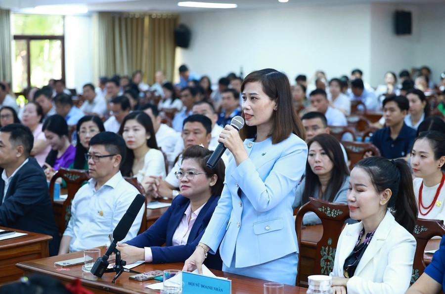 Cử tri Phạm Thị Thanh (Công ty cổ phần Du lịch Thành Thành Công tại Cần Thơ) phát biểu ý kiến. Ảnh: Dương Giang/TTXVN Cử tri Phạm Thị Thanh (Công ty cổ phần Du lịch Thành Thành Công tại Cần Thơ) phát biểu ý kiến. Ảnh: Dương Giang/TTXVN