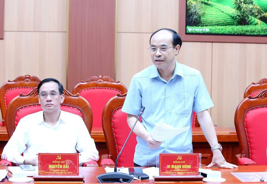 Ông Vi Mạnh Hùng trình - Trưởng Ban Tuyên giáo và Dân vận Tỉnh ủy Phú Thọ (đứng) trình bày Đề án hợp nhất Báo Phú Thọ và Đài Phát thanh và Truyền hình tỉnh. 1.jpg