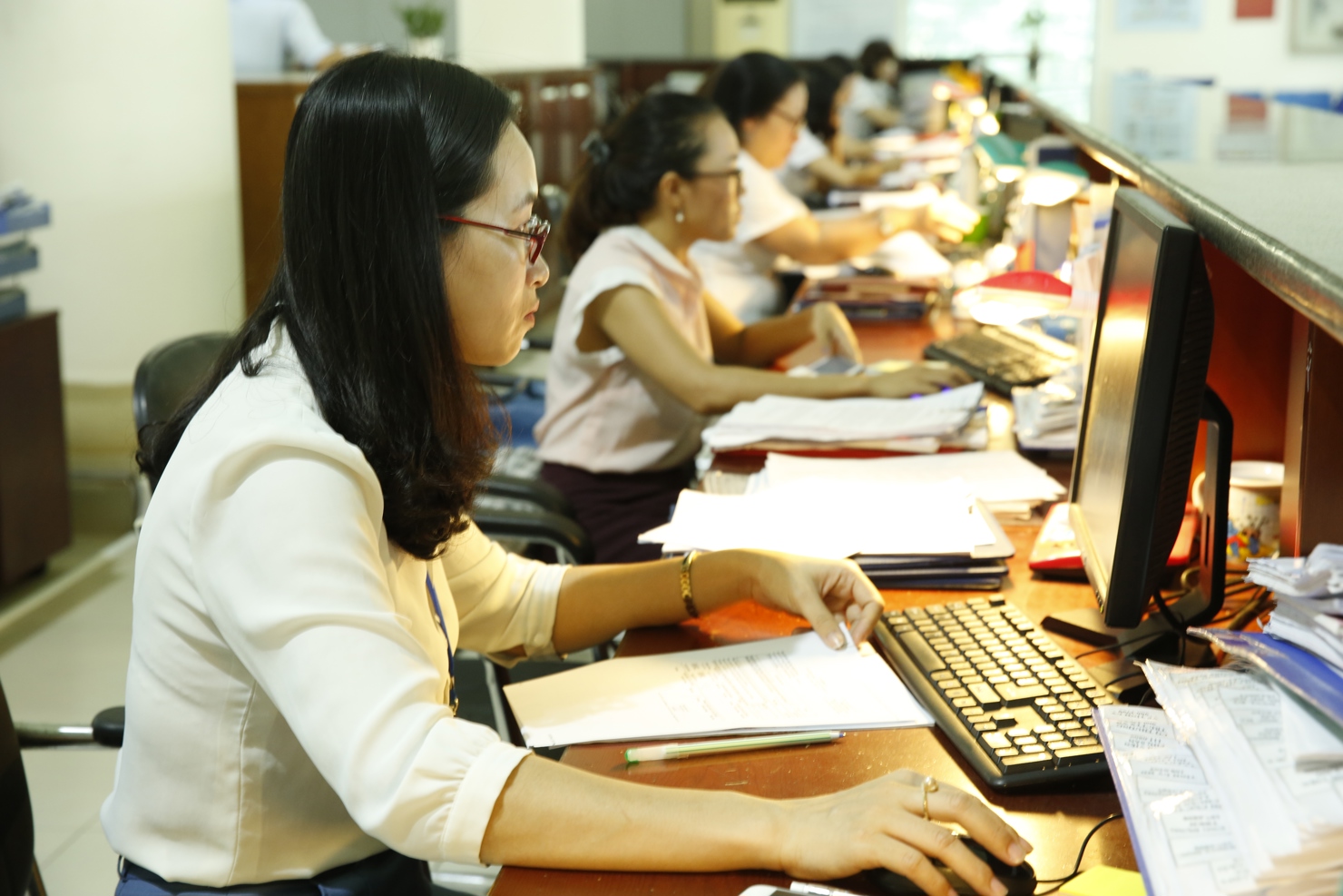 Công chức KBNN Vùng V đối chiếu hồ sơ trên hệ thống TABMIS