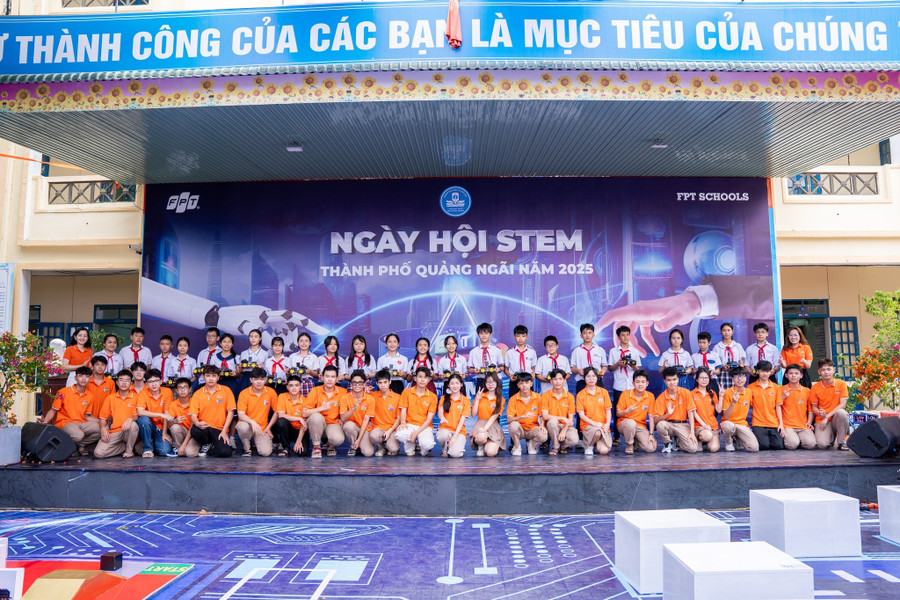 THPT FPT Đà Nẵng trao tặng robot cho học sinh các trường THCS. 180.png