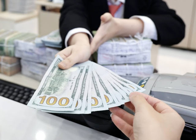 Giá USD tại Việt Nam giảm mạnh- Ảnh 2.