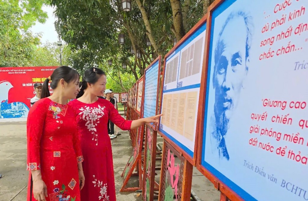 Trong khuôn viên Khu Di tích Quốc gia đặc biệt Kim Liên, các triển lãm chuyên đề về Bác Hồ đã được trưng bày công phu, bài bản với nhiều hình ảnh, tư liệu quý. Không gian trưng bày được bố trí sinh động, hài hòa, tạo nên sự thu hút trực quan, góp phần mang lại cảm xúc sâu sắc và những trải nghiệm ý nghĩa cho du khách khi tìm hiểu về cuộc đời, sự nghiệp và tình cảm của Bác Hồ đối với quê hương, đất nước. Ảnh: Thanh Quỳnh