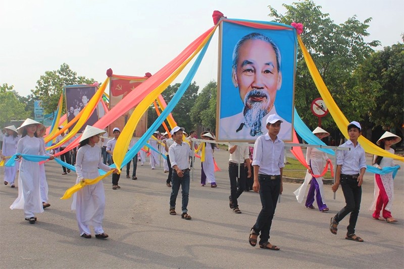 Lễ rước ảnh Bác Hồ từ Nhà Tưởng niệm Chủ tịch Hồ Chí Minh tại Khu Di tích Quốc gia đặc biệt Kim Liên ra Sân vận động Làng Sen