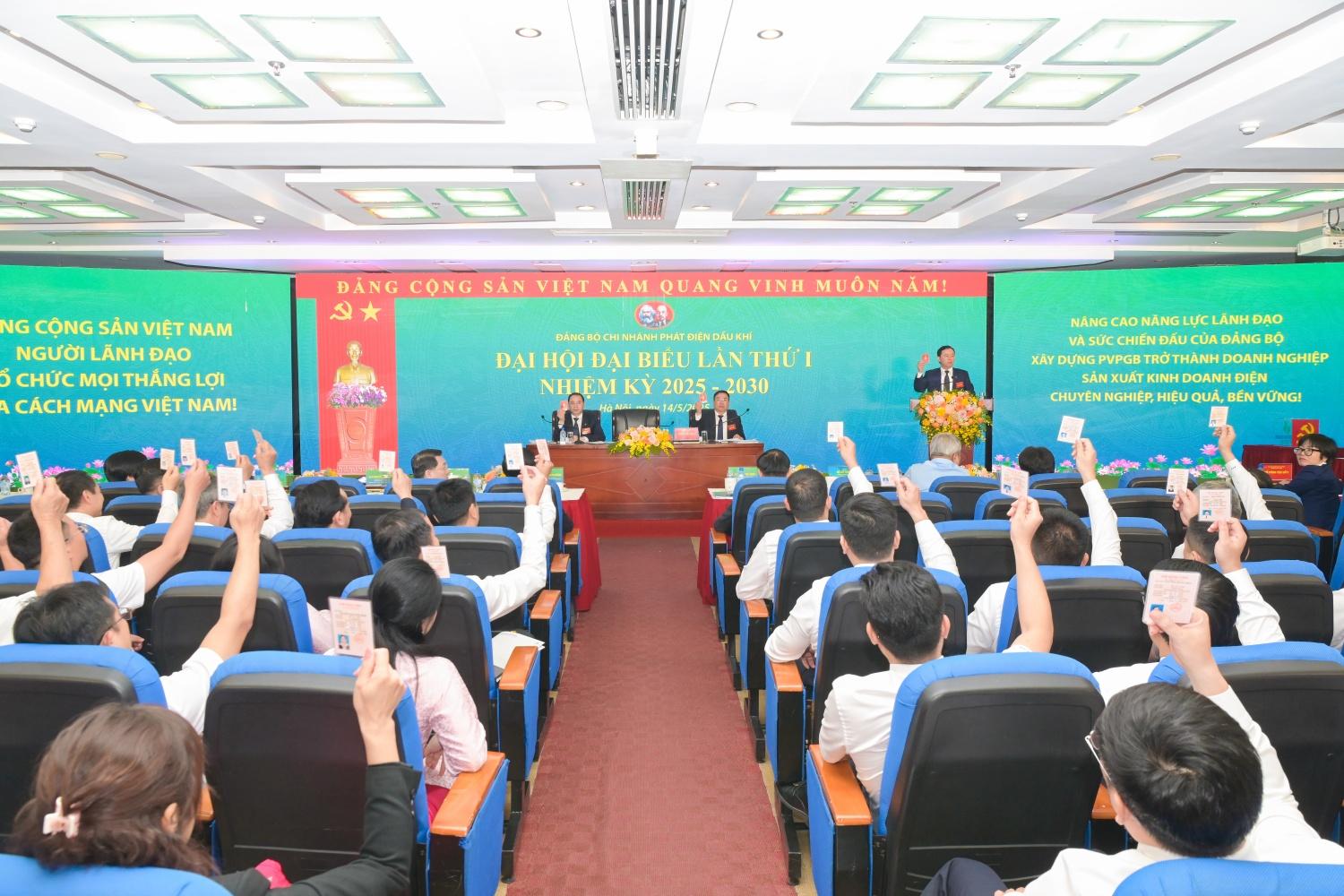 Các đại biểu biểu quyết tại Đại hội