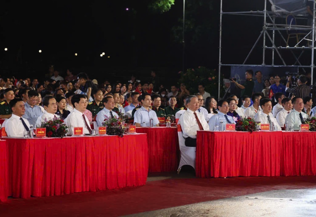 Tổng Bí thư Tô Lâm và lãnh đạo Đảng, Nhà nước dự chương trình nghệ thuật "Người là Hồ Chí Minh - Ảnh 1.
