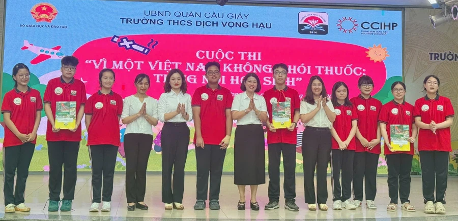 Ban giám hiệu nhà trường và các đại biểu trao quà tặng các đội thi xuất sắc.