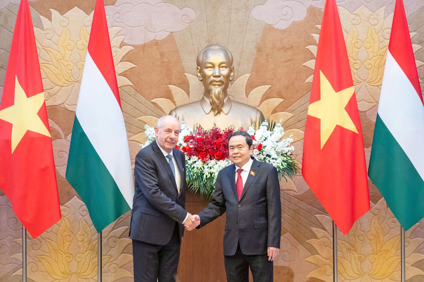 Chủ tịch Quốc hội Trần Thanh Mẫn và Tổng thống Hungary Sulyok Tamas. Ảnh: Phạm Thắng