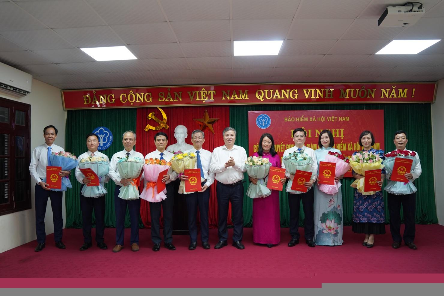 Phó Giám đốc BHXH Việt Nam Nguyễn Đức Hòa trao các Quyết định điều động, bổ nhiệm Giám đốc, Phó Giám đốc BHXH Khu vực XIV.