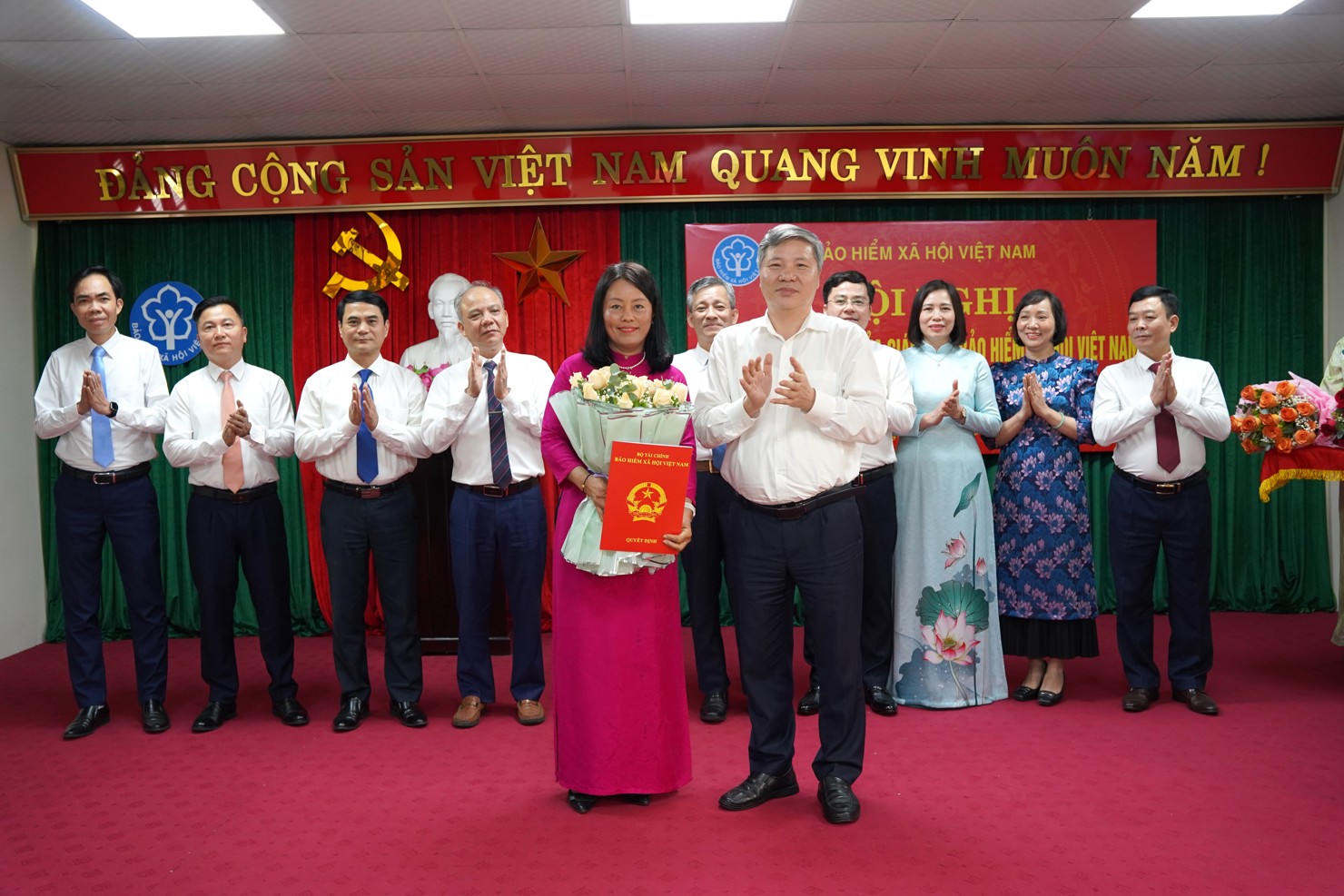 Phó Giám đốc BHXH Việt Nam Nguyễn Đức Hòa trao Quyết định bổ nhiệm Bà Bùi Thị Lan Hương giữ chức Giám đốc BHXH Khu vực XIV.