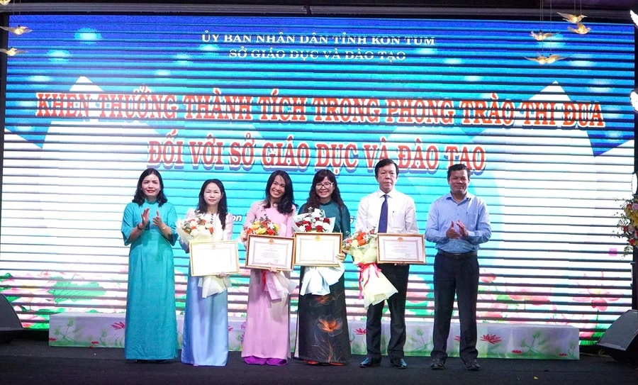 Các cá nhân thuộc Sở GD&ĐT được tuyên dương, khen thưởng.