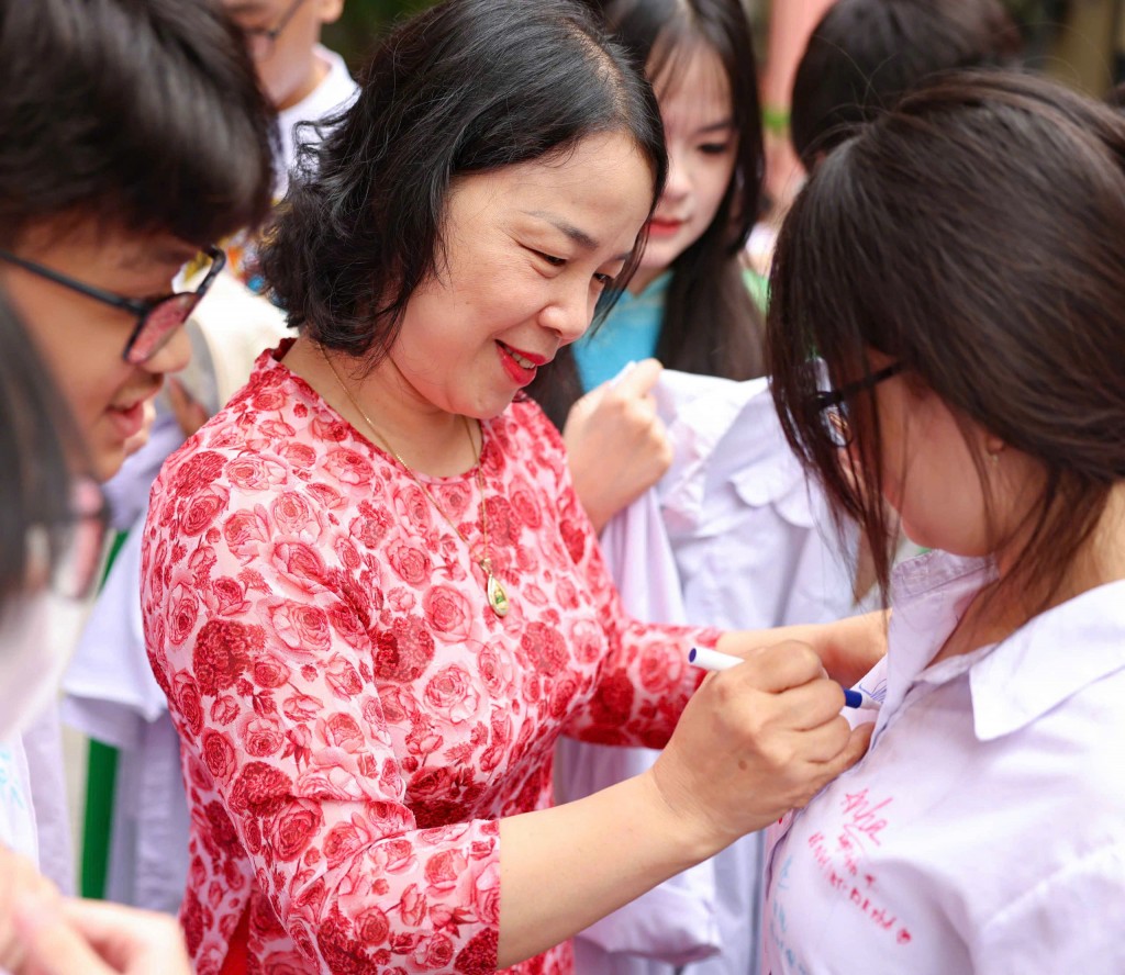 Cô giáo chủ nhiệm viết dòng lưu bút tặng học trò. (Ảnh: Thanh Tùng