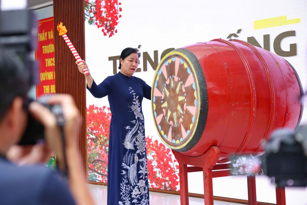 Phần xúc động nhất buổi lễ là giây phút tiếng trống trường vang lên chia tay các em học sinh khối 9. (Ảnh: Thanh Tùng)