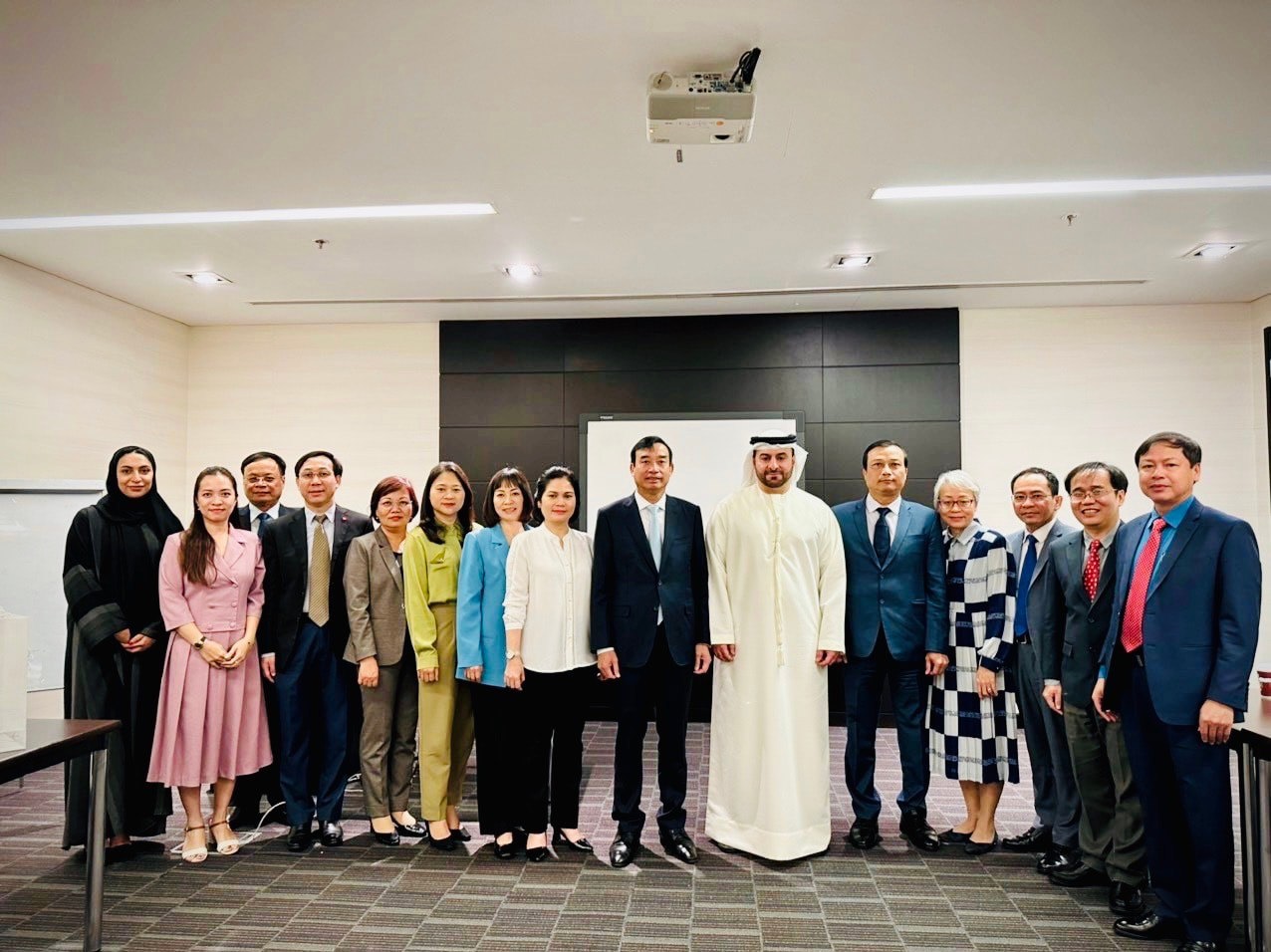 Đoàn công tác của TP. Đà Nẵng do Chủ tịch UBND Thành phố Lê Trung Chinh chủ trì làm việc với Hãng hàng không Emirates Airlines để xúc tiến khai thác đường bay đến Đà Nẵng. Ảnh: Trung tâm Xúc tiến du lịch Đà Nẵng