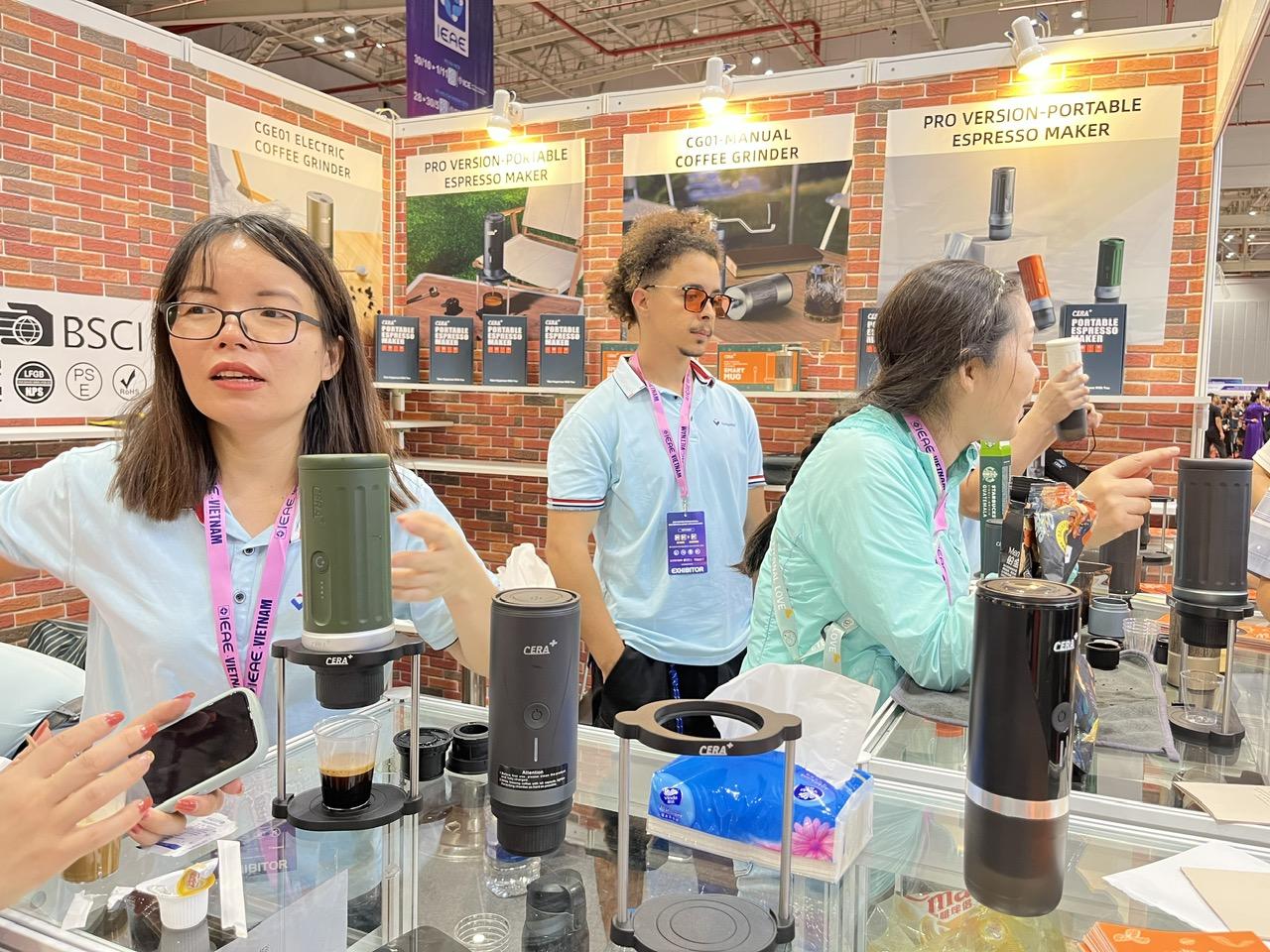 Tràn ngập phụ kiện Trung Quốc tại Triển lãm Quốc tế Điện tử và Thiết bị thông minh Việt Nam 2025- Ảnh 6.