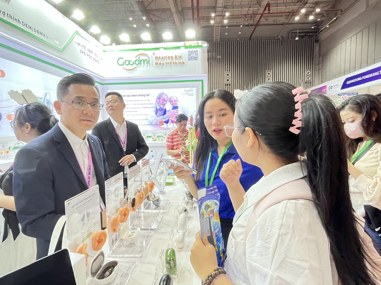Tràn ngập phụ kiện Trung Quốc tại Triển lãm Quốc tế Điện tử và Thiết bị thông minh Việt Nam 2025- Ảnh 1.