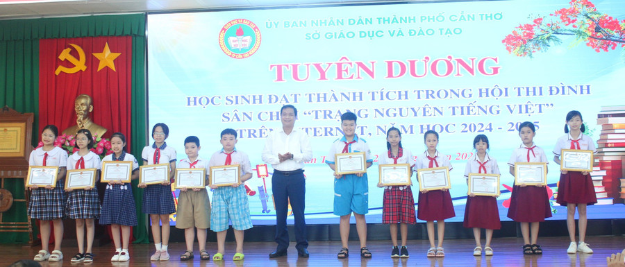 Tuyên dương, khen thưởng học sinh đạt thành tích trong Hội thi Đình, sân chơi Trạng Nguyên tiếng Việt. can-tho-hoi-thi-do-dung-day-hoc-4-6738.jpg