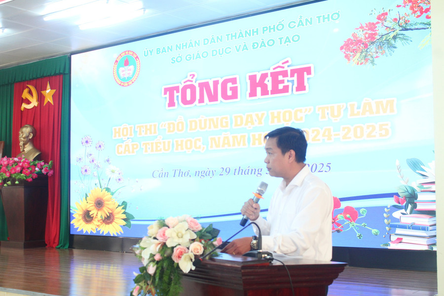 Ông Võ Hồng Lam, Phó Giám đốc Sở GD&ĐT TP Cần Thơ phát biểu tại buổi lễ. can-tho-hoi-thi-do-dung-day-hoc-2.jpg