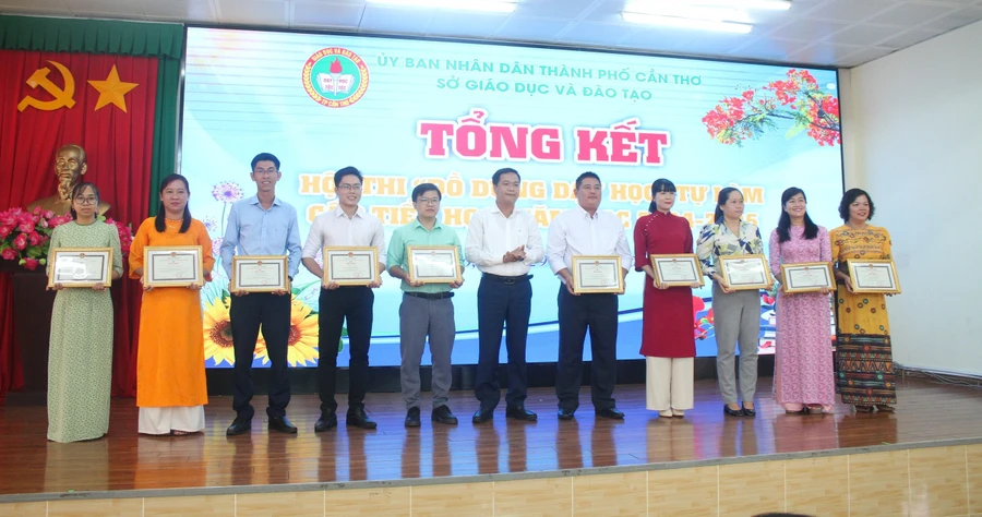 Lãnh đạo Sở GD&ĐT TP Cần Thơ trao giải Nhất cho các giáo viên.