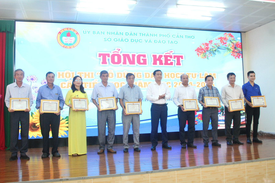 Lãnh đạo Sở GD&ĐT TP Cần Thơ trao giải tập thể cho các đơn vị đạt giải. can-tho-hoi-thi-do-dung-day-hoc-3.jpg