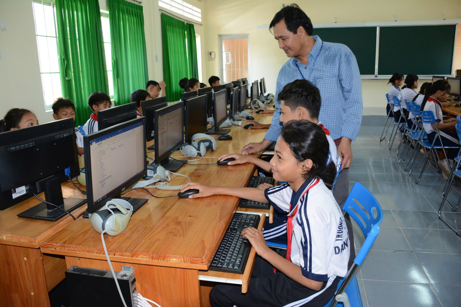 Tiết học công nghệ thông tin tại một điểm trường ở Cà Mau. dong-bang-song-cuu-long-san-sang-hanh-trang-buoc-vao-ky-nguyen-so-1.jpg