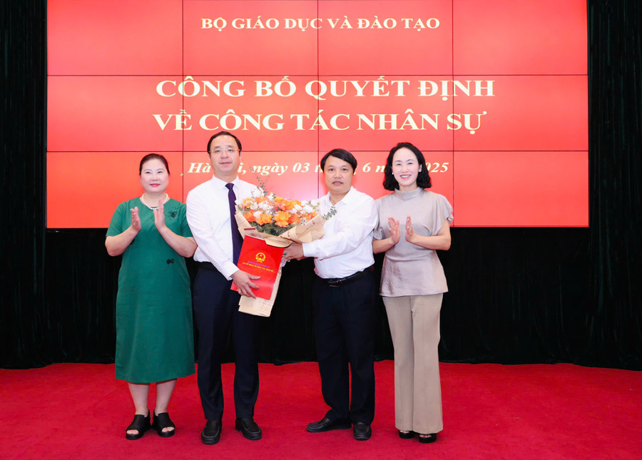Đại diện lãnh đạo Vụ Giáo dục Phổ thông tặng hoa chúc mừng ông Nguyễn Thế Sơn. ong-nguyen-the-son1.jpg