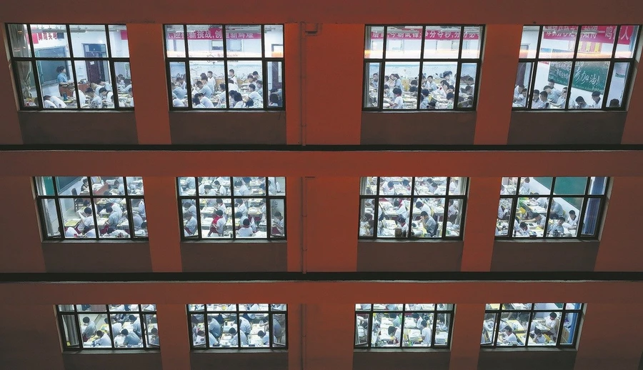 Kỳ thi gaokao nổi tiếng với sự cạnh tranh khốc liệt trong học tập.