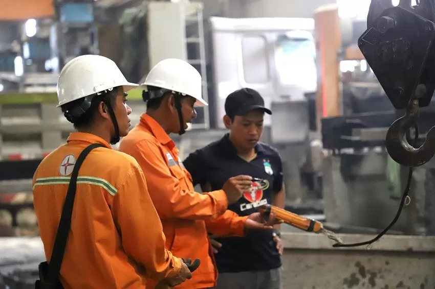 Tích cực tuyên truyền các doanh nghiệp, khách hàng lớn tham gia thực hiện chương trình điều chỉnh phụ tải điện (DR) (Ảnh: Xuân Thái)
