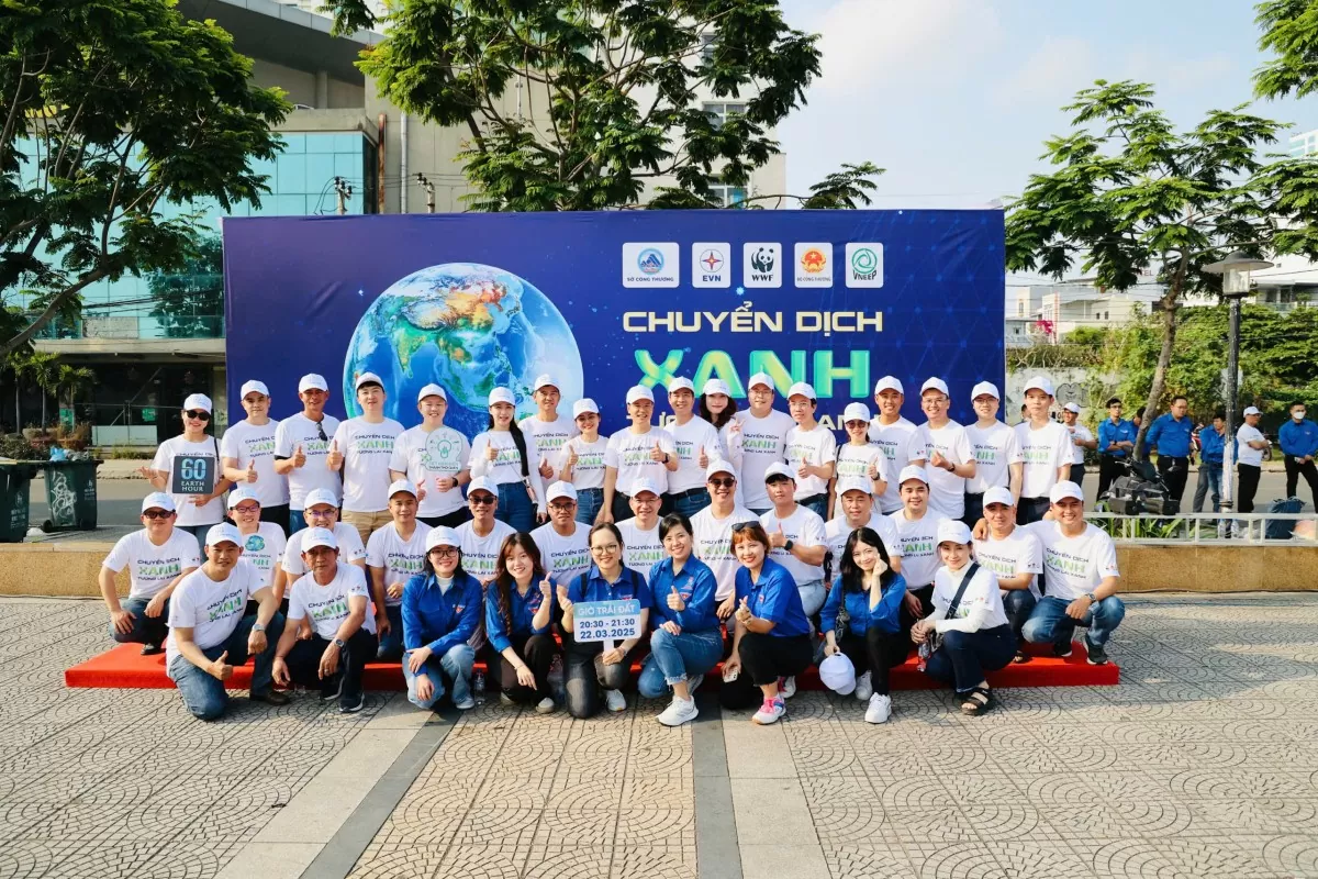 Lãnh đạo EVNCPC và CBCNV tham gia hưởng ứng sự kiện Giờ Trái đất 2025 tại TP Đà Nẵng (Ảnh: Xuân Thái)