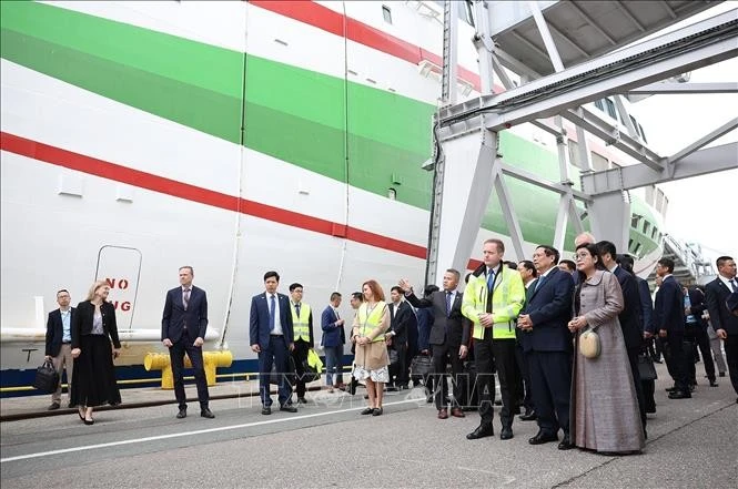 Lãnh đạo cảng Tallinna Sadam giới thiệu với Thủ tướng Phạm Minh Chính về công nghệ dừng tàu. Ảnh: Dương Giang/TTXVN