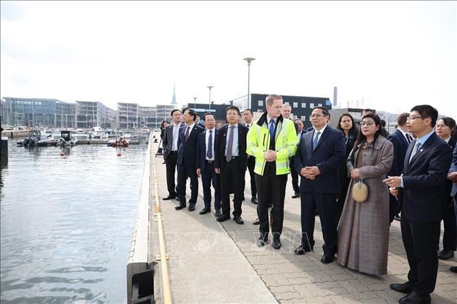 Thủ tướng Phạm Minh Chính và Phu nhân tham quan cảng Tallinna Sadam. Ảnh: Dương Giang/TTXVN Thủ tướng Phạm Minh Chính và Phu nhân tham quan cảng Tallinna Sadam. Ảnh: Dương Giang/TTXVN