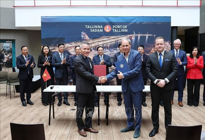 Thủ tướng Phạm Minh Chính chứng kiến ký kết bản ghi nhớ về hợp tác chuyển giao công nghệ vận hành cảng thông minh giữa Tổng công ty Hàng hải Việt Nam và Cảng Tallinna Sadam. Ảnh: Dương Giang/TTXVN Thủ tướng Phạm Minh Chính chứng kiến ký kết bản ghi nhớ về hợp tác chuyển giao công nghệ vận hành cảng thông minh giữa Tổng công ty Hàng hải Việt Nam và Cảng Tallinna Sadam. Ảnh: Dương Giang/TTXVN