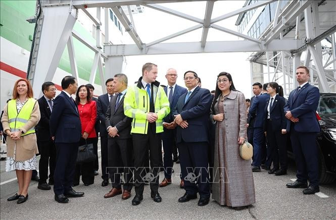Lãnh đạo cảng Tallinna Sadam giới thiệu với Thủ tướng Phạm Minh Chính về công nghệ dừng tàu. Ảnh: Dương Giang/TTXVN Lãnh đạo cảng Tallinna Sadam giới thiệu với Thủ tướng Phạm Minh Chính về công nghệ dừng tàu. Ảnh: Dương Giang/TTXVN