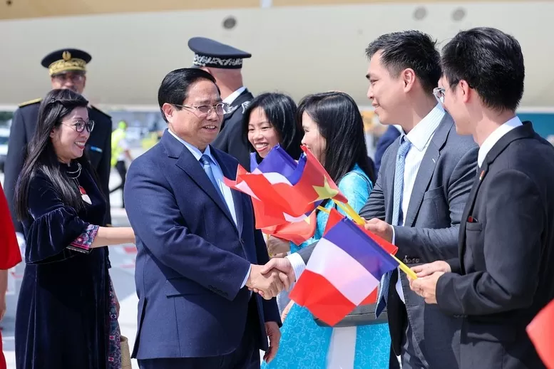 Đại diện cộng đồng người Việt Nam tại Pháp đón Thủ tướng Phạm Minh Chính và Phu nhân Lê Thị Bích Trân tại sân bay Cotê d'Azur ở thành phố Nice - Ảnh: VGP/Nhật Bắc Đại diện cộng đồng người Việt Nam tại Pháp đón Thủ tướng Phạm Minh Chính và Phu nhân Lê Thị Bích Trân tại sân bay Cotê d'Azur ở thành phố Nice - Ảnh: VGP/Nhật Bắc