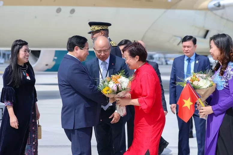 Lễ đón Thủ tướng Phạm Minh Chính và Phu nhân Lê Thị Bích Trân cùng đoàn đại biểu cấp cao Việt Nam tại sân bay Cotê d'Azur ở thành phố Nice - Ảnh: VGP/Nhật Bắc Lễ đón Thủ tướng Phạm Minh Chính và Phu nhân Lê Thị Bích Trân cùng đoàn đại biểu cấp cao Việt Nam tại sân bay Cotê d'Azur ở thành phố Nice - Ảnh: VGP/Nhật Bắc