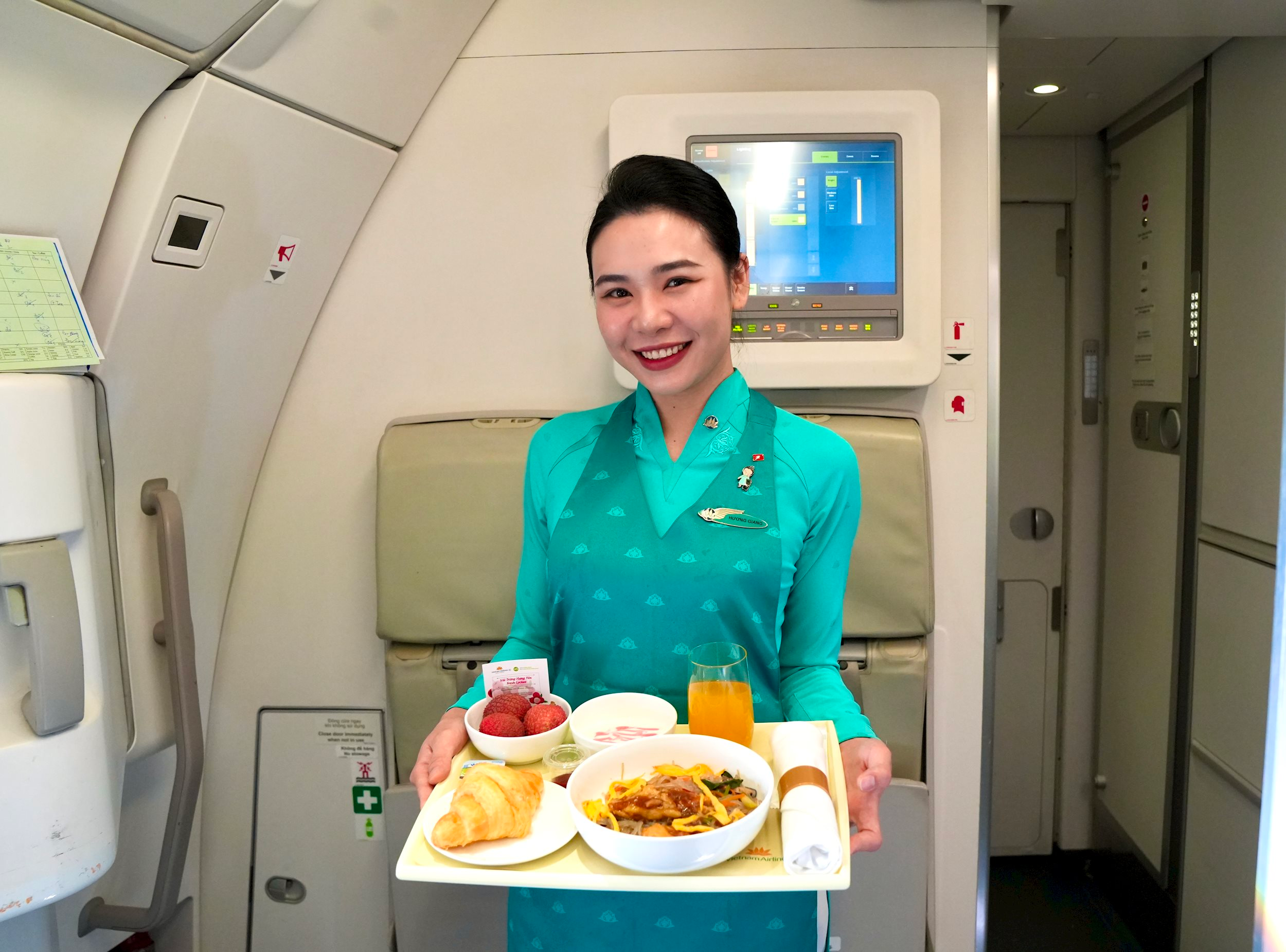 Tiếp viên Vietnam Airlines phục vụ suất ăn đặc biệt với vải trừng Hưng Yên – nông sản đạt chuẩn VietGAP, OCOP 4 sao – trong chiến dịch quảng bá ẩm thực vùng miền trên không (1)