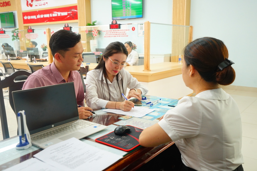 Hướng dẫn người dân thực hiện các thủ tục hành chính (giả định). Ảnh: Vũ Lê