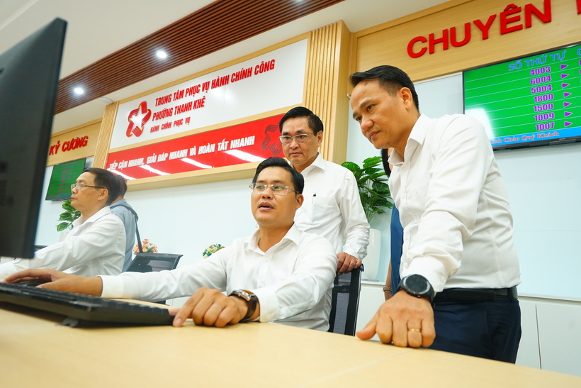 Ông Nguyễn Đình Vĩnh, Phó Bí thư Thường trực Thành ủy Đà Nẵng kiểm tra công tác vận hành thí điểm tại phường Thanh Khê (mới). Ảnh: Vũ Lê